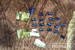 Гроші, зброя та «закладки»: у Луцьку затримали «наркоділка». ФОТО