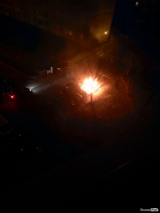 У Луцьку вночі загорівся автомобіль. ФОТО. ВІДЕО