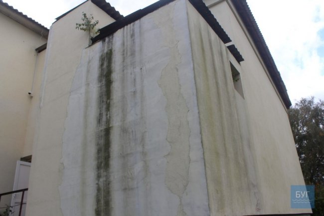 Через дірявий дах може обвалитись стіна школи на Волині. ФОТО