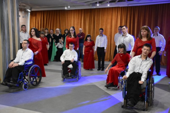 Люди з інвалідністю вальсували на «Стрітенському балу» у Луцьку. ФОТО