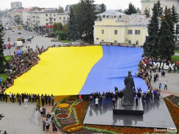 У Луцьку розгорнули найбільший прапор України. ФОТО