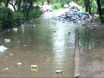У Львові злива перетворила місто в сміттєві ріки