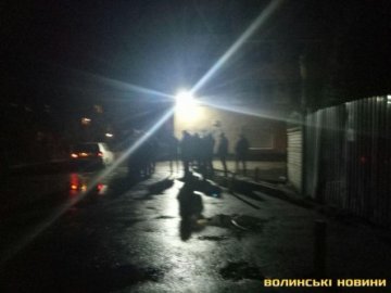 Біля бару в Луцьку виникла масова бійка