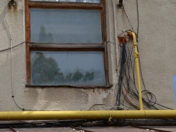 Небезпека у луцьких багатоповерхівках: провайдери «ліплять» кабелі на газопроводи. ФОТО