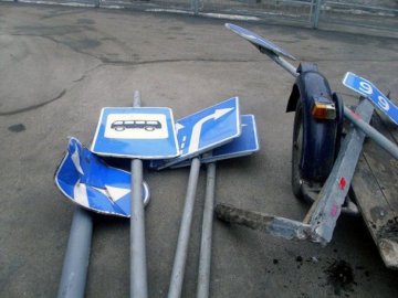 На трасі Луцьк-Рівне вандали позрізали болгаркою дорожні знаки