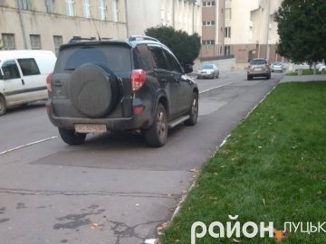 «Автохами» перегородили тротуари біля університету в Луцьку