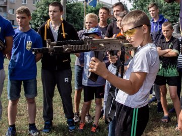 Естафети та конкурс «снайперів»: у Ковелі відбулося дитяче свято