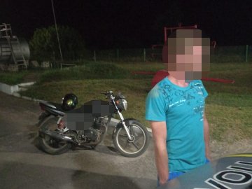 Їхав без номерного знака: на Волині мотоцикліст  хотів відкупитися від поліцейських за тисячу гривень
