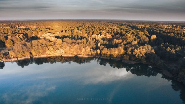 Золота осінь над озером крізь об'єктив волинського фотографа