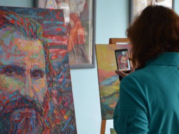 «Надихає саме життя»: у Луцьку відкрили яскраву виставку картин. ФОТО