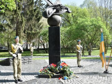 Катастрофа тривалістю в життя: у Луцьку вшанували пам’ять жертв аварії на ЧАЕС. ФОТО