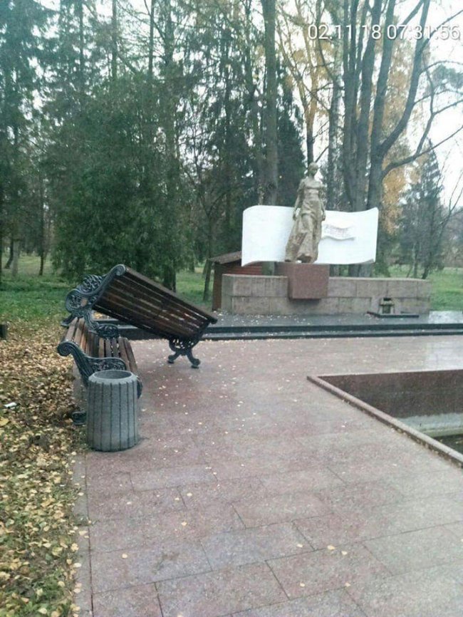 Вандали поперекидали лавки у центральному парку Луцька. ФОТО