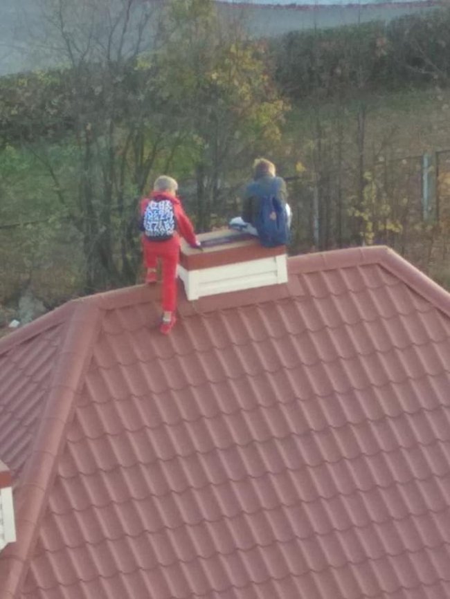 Небезпечні розваги: у Луцьку діти залізли на дах будинку. ФОТО