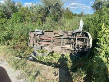 15 пасажирів у лікарні, водій втік: на Дніпропетровщині автобус злетів у кювет. ФОТО