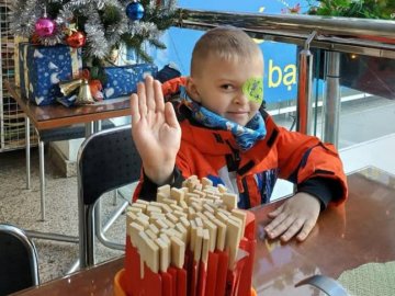 На операцію для хлопчика без ока залишилось зібрати ще 58 тисяч гривень