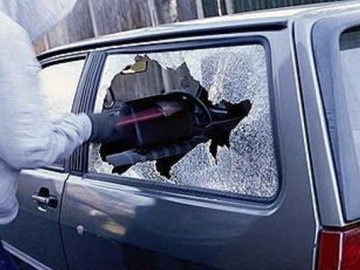 У Луцьку чоловік вибивав вікна автівок та «обчищав» салон