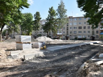 Показали, як ремонтують одну з найбільших прибудинкових територій у Луцьку. ФОТО