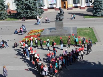 Учасники флешмобу в Нововолинську створили велике серце. ФОТО