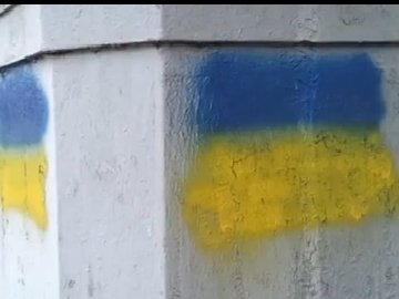 Автомайданівці розмалювали Харків у синьо-жовті прапори. ВІДЕО