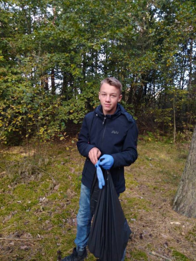 Вивезли причіп сміття: волинські школярі прибирали у лісі. ФОТО