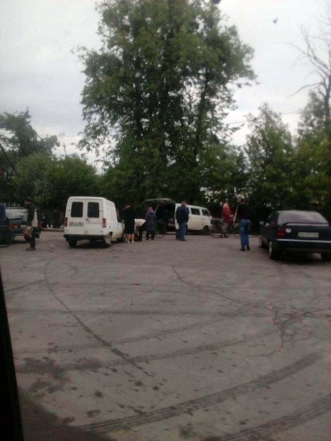 Біля психлікарні на Волині, де стався спалах коронавірусу, облаштували стихійний ринок. ФОТО