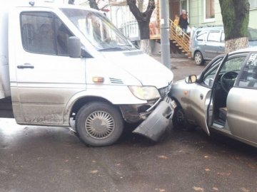 ДТП у Луцьку: на Шопена вантажівка зіткнулася з легковиком. ФОТО