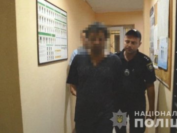 На Одещині п'яний чоловік кинув ножа у спину племінникові. ФОТО
