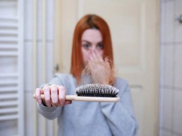 Коли жінці час бити на сполох через випадіння волосся, або два секрети, як зберегти пишні коси*