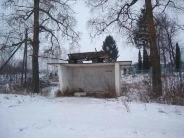 Щедрувальники на Рівненщині повиставляли вози на дахи зупинок. ФОТО