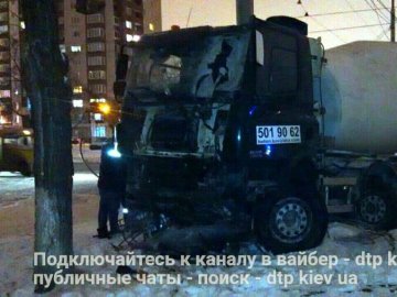 П’яний чоловік на бетоновозі протаранив 2 авто в Києві