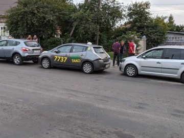 У Луцьку зіткнулися таксі та ще дві автівки