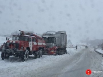 Через снігопади на Заході України обмежують рух ватажівок
