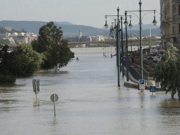 Вулиці Будапешта перетворилися на річки. ФОТО. ВІДЕО