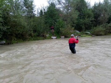 На Прикарпатті автомобіль впав у річку: зникла людина. ФОТО