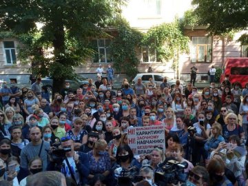  У Чернівцях батьки школярів протестують проти дистанційного навчання