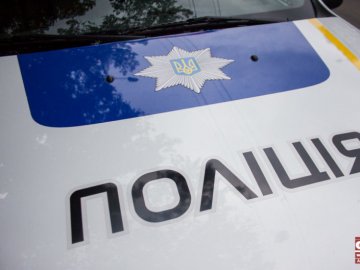 У Луцьку п'яний військовий вискочив на капот поліцейської автівки