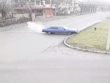 Дрифт посеред міста: у Луцьку автівка «вилетіла» на газон. ВІДЕО 