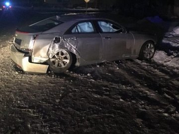 П’яна аварія в Луцьку: Cadillac на швидкості зніс стовп. ФОТО