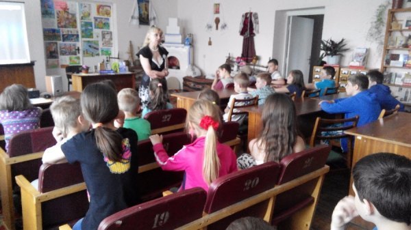 Луцькі школярі зустрілись із відомою волинською поетесою. ФОТО Луцькі школярі зустрілись із відомою волинською поетесою. ФОТО