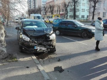 У Луцьку в аварії понівечило авто, рух – ускладнений. ФОТО