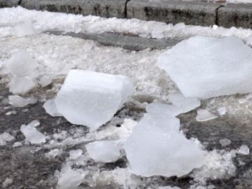 Могла впасти на дітей: у Луцьку брила льоду потрощила автівку таксі
