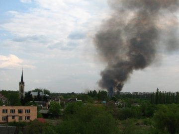 Чорний дим у Луцьку: горить трава. ФОТО