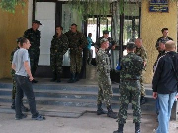 У Володимирі − скандал: чоловіків знову забирають на Схід. ФОТО