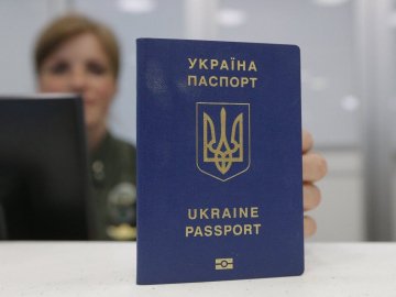 Українцям дозволять фотографуватися на паспорт у головному уборі