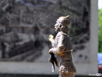 Щоб не крали: у Луцьку біля скульптур кликунів пропонують встановити камери