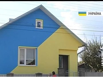 Українка пофарбувала будинок у синьо-жовтий. ВІДЕО