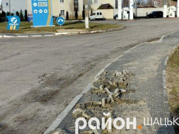 Фура розтрощила тротуар у центрі Шацька