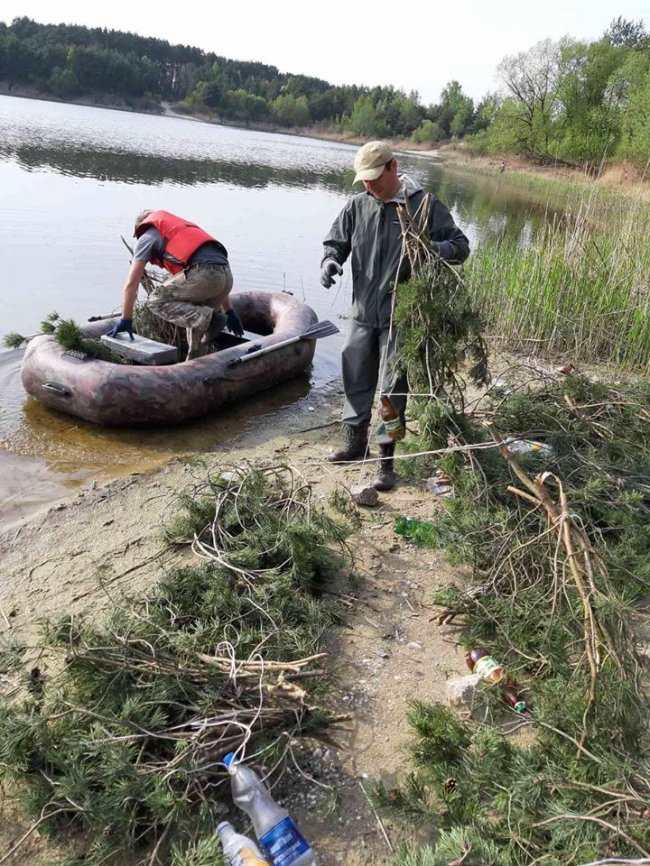 На річці Стир рибалки-любителі встановили штучні нерестовища. ФОТО
