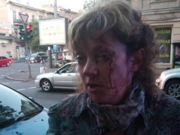 В Одесі побили проукраїнську активістку. ВІДЕО