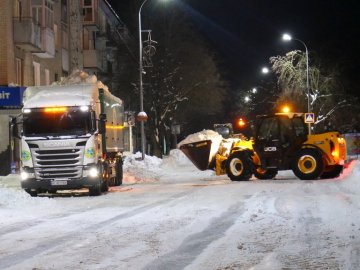 Розщеплює сніг та лід за дві години: у волинському місті закупили нову протиожеледну суміш